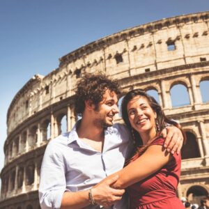 casal feliz na Itália após emprego