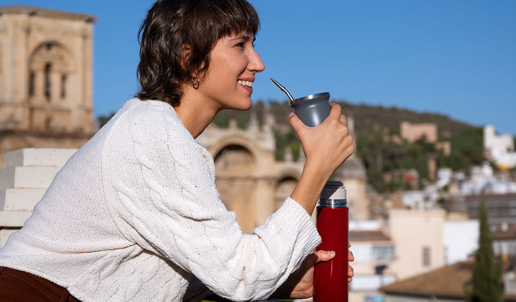 mulher pensando nas novas regras para a cidadania italiana